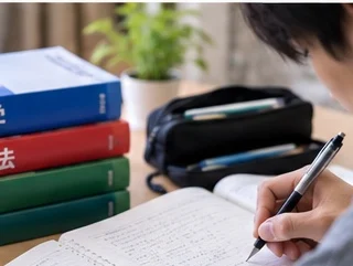 私立医学部受験に向けて数学を勉強する受験生